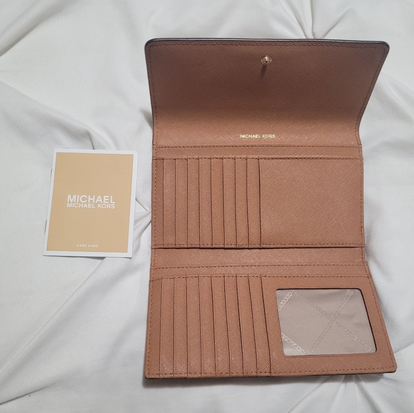 Michael Kors Pebbled Wallet (like brand new) - Picture 3 of 6
